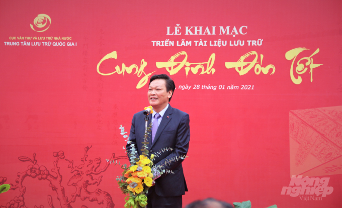 Thứ trưởng Bộ Nội vụ Nguyễn Duy Thăng đánh giá Triển lãm sẽ phát huy truyền thống giáo dục của dân tộc. Ảnh: Phạm Hiếu.
