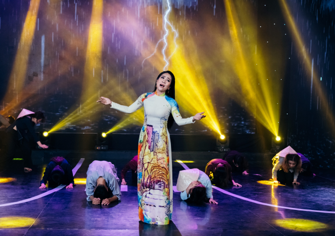 Ca sĩ Vân Khánh với bài hát 'Thương về miền Trung'.