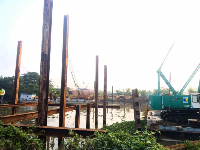 Thi công đập thép kênh Nguyễn Tấn Thành trữ nước ngọt phục vụ sinh hoạt của hơn 1,1 triệu dân Tiền Giang và Long An. Ảnh: Minh Đảm.