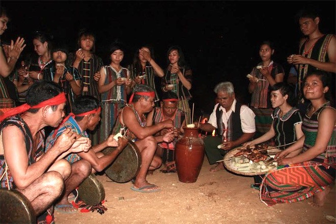 Sau khi già làng cúng xong, mọi người cùng nhảy múa trong tiếng cồng chiêng, ăn cơm lam, thịt nướng và uống rượu cần. Ảnh: K'Gửi.