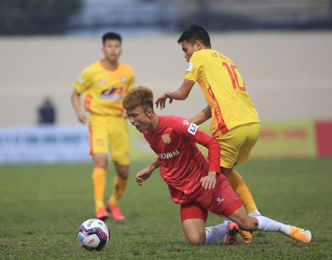 Nam Định (áo đỏ) chỉ trụ lại V-League ở vòng cuối cùng mùa trước. Ảnh: VPF.