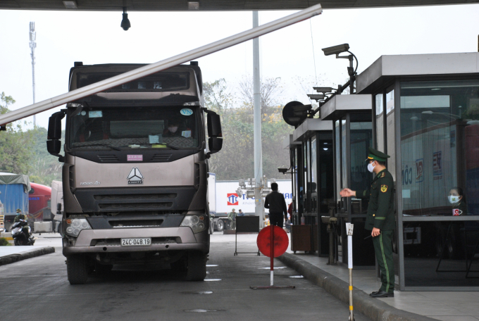 Xe hàng chuẩn bị xuất khẩu sang Trung Quốc tại Cửa khẩu Quốc tế đường bộ số 2 Kim Thành (Lào Cai). Ảnh: H.Đ