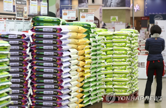 Bên trong một kho chứa gạo ở siêu thị thủ đô Seoul hôm 10/1/2021. Ảnh: Yonhap