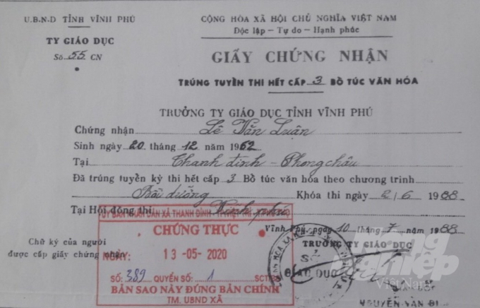UBND xã Thanh Đình chứng thực giấy chứng nhận bổ túc văn hoá cho bí thư xã trên bản photo đã sửa chữa, không đối chiếu bản gốc. Ảnh: H.Đ
