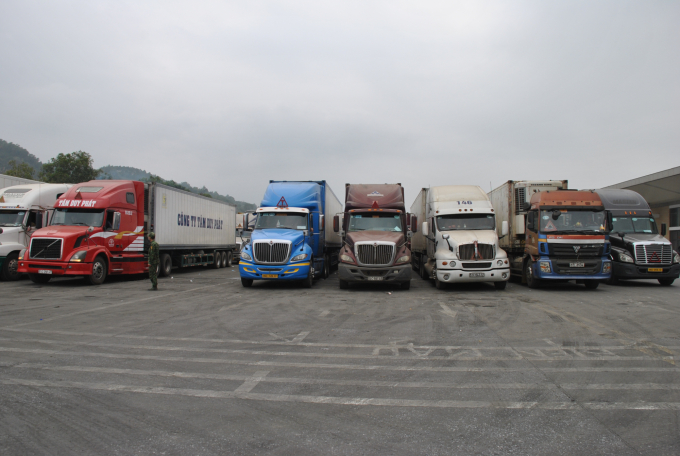 Xe hàng hoá chờ lượt xuất khẩu sang Trung Quốc tại Cửa khẩu Quốc tế đường bộ số 2 Kim Thành. Ảnh: H.Đ