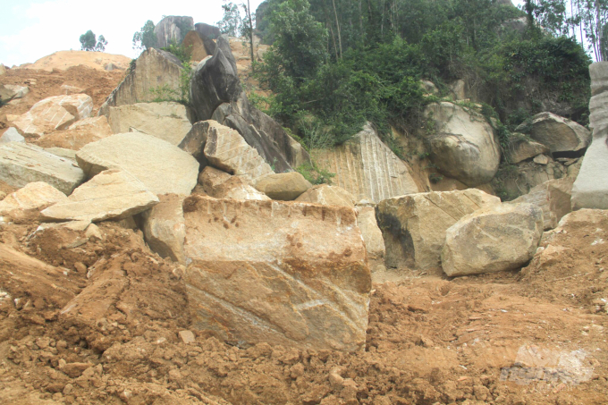 Nhiều tảng đá lớn trên núi Hòn Chà đã được cưa xẻ nằm la liệt với dấu vết còn mới tinh. Ảnh: Vũ Đình Thung.