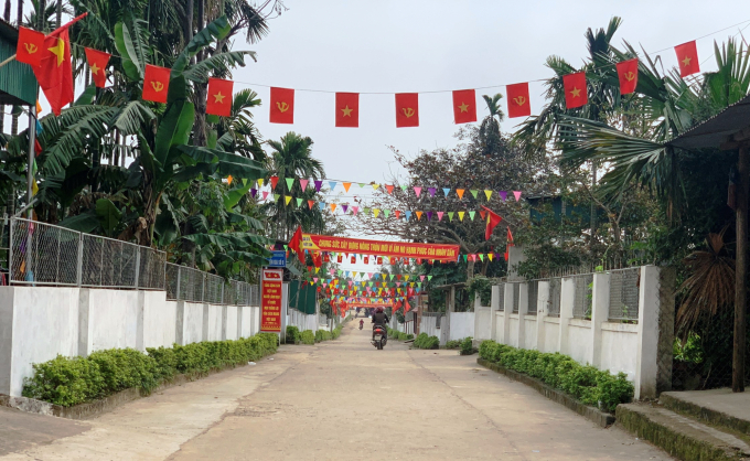 Dù trang trí rực rỡ cờ, hoa nhưng năm nay người dân xã Mỹ Lộc, huyện Can Lộc đón tết nhẹ nhàng, khiêm tốn hơn các năm trước rất nhiều. Ảnh: Thanh Nga.