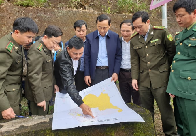 Ông Đặng Ngọc Sơn (thứ 4 từ phải sang), Phó Chủ tịch UBND tỉnh Hà Tĩnh yêu cầu các đơn vị chuyên môn và chủ rừng tăng cường bảo vệ rừng tại gốc trước, trong và sau tết Nguyên đán Tân Sửu. Ảnh: Thanh Nga.
