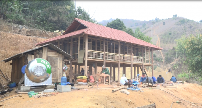Người dân nơi tái định cư thủy điện Sơn La tranh thủ hoàn thiện ngôi nhà mới để kịp đón tết