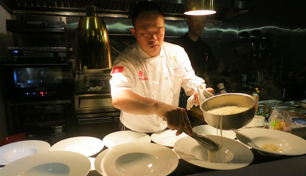 Đầu bếp Eddy Leung chế biến món ăn tại nhà hàng của ông.