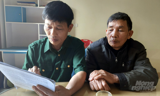 Ông Hà Xuân Lãm (trái) đến từng gia đình để các hộ ký cam kết kết vận động người thân ở nước ngoài không nhập cảnh trái phép. Ảnh: Võ Dũng.