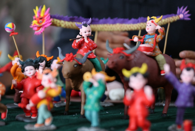 Các tác phẩm nghệ thuật tò he nặn hình trẻ mục đồng cưỡi trâu của nghệ sĩ Zuo Ansheng ở tỉnh Sơn Đông trưng bày mừng năm mới Tân Sửu. Ảnh: THX