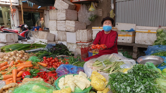 Bà Bùi Thị Chế, thương lái buôn rau, quả lớn nhất chợ Vạn Mỹ phản ánh khó khăn với PV. Ảnh: Đinh Mười.