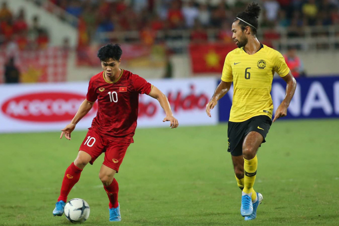 Công Phượng (trái) trong trận đấu với Malaysia ở vòng loại World Cup 2022. Ảnh: VFF.