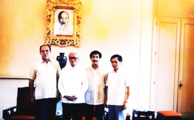 Từ trái sang phải: ông Rudy Martel (em rể Tổng thống Marcos), Chủ tịch Hội đồng Bộ trưởng Phạm Văn Đồng, ông Hạnh Nguyễn và Trợ lý của Chủ tịch Phạm Văn Đồng. 