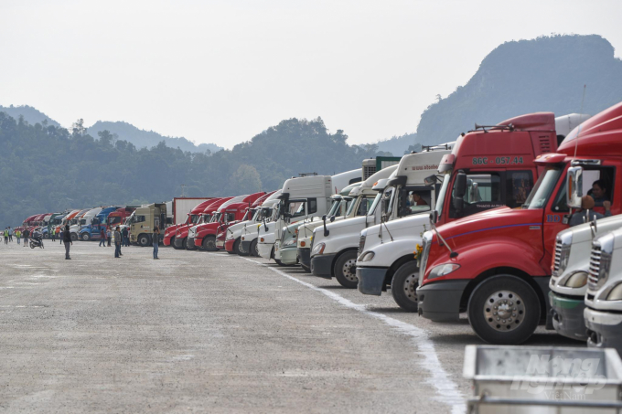 Năm 2020, có thời điểm hàng ngàn xe nông sản xuất khẩu sang Trung Quốc bị ùn ứ ở cửa khẩu Lạng Sơn do ảnh hưởng của dịch Covid-19. Ảnh: Tùng Đinh.