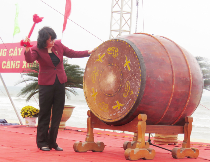 Phó Chủ tịch nước Đặng Thị Ngọc Thịnh đánh hồi trống phát động 'Tết trồng cây' tại Quảng Bình. Ảnh: N.Tâm