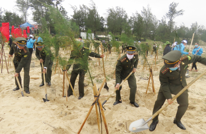 Lực lượng kiểm lâm Quảng Bình tham gia trồng cây sau buổi lễ. Ảnh: N. Tâm