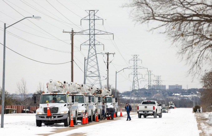Hệ thống điện lâu năm ở bang Texas bị tê liệt gây mất điện diện rộng buộc chính phủ phải tăng cường các xe phát điện di động đi cứu trợ khẩn cấp. Ảnh: NYT