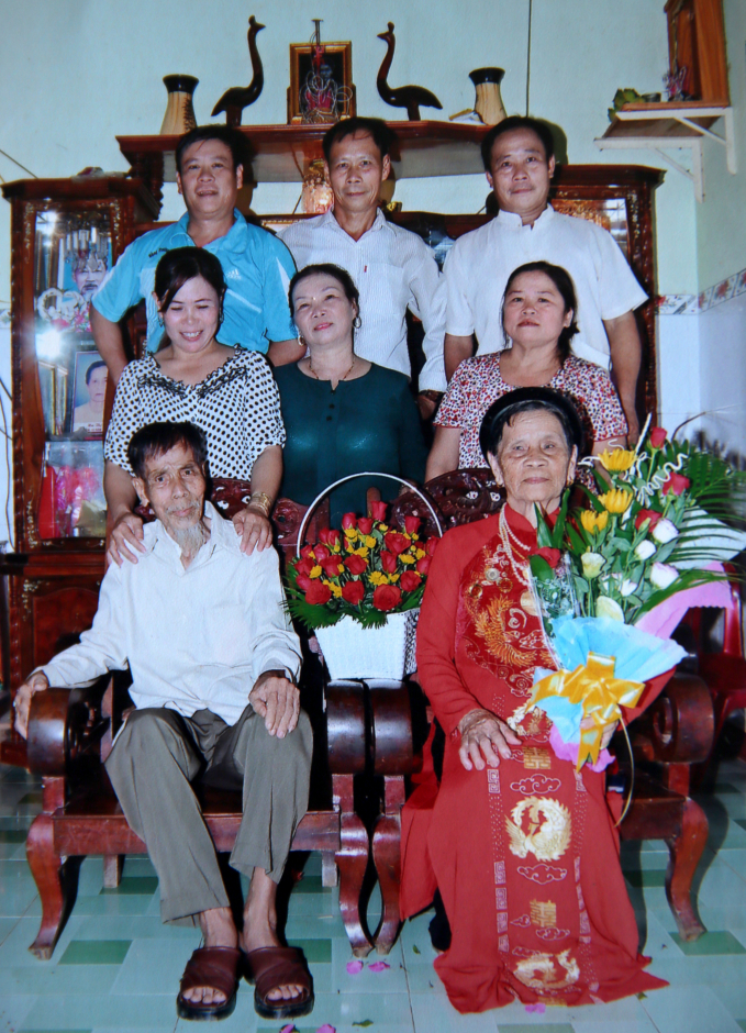 Cụ Lê Trọng Thanh (hàng đầu bên phải) khi còn sống và 3 con trai, 3 con dâu. Ảnh: Chụp lại album gia đình.