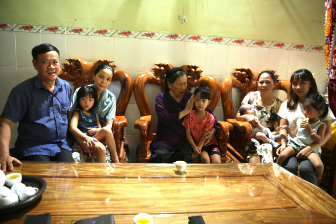 Cụ Hà Thị Ty và gia đình người con trai út Lê Trọng Sơn, gồm 4 thế hệ chụp ảnh kỷ niệm. Ảnh: Khương Hồng Thủy.