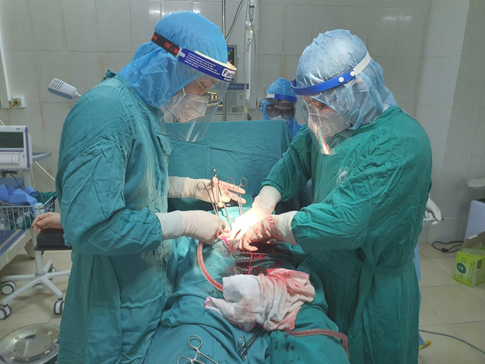Các bác sỹ đang thực hiện ca mổ lấy thai theo quy trình phòng dịch nghiêm ngặt. Ảnh: Bệnh viện Sản nhi Hưng Yên.