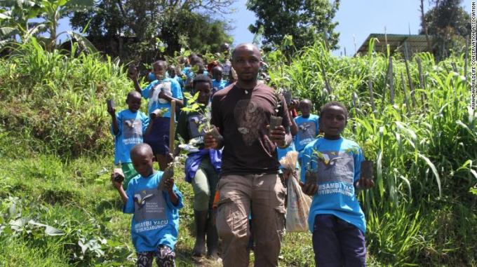 Nsengimana dạy các trẻ em Rwanda tình yêu với tự nhiên. Ảnh: CNN.