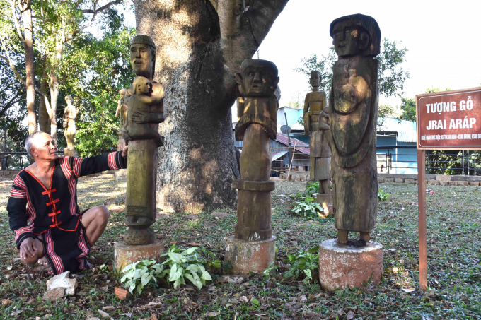 Già làng, nghệ nhân tạc tượng Siu Chel: 'Tượng khắc gỗ là nét văn hóa đặc sắc của người J'rai, có thể trưng ở nhà mồ, nhà Rông, nhà ở'. Ảnh: Phúc Lập.