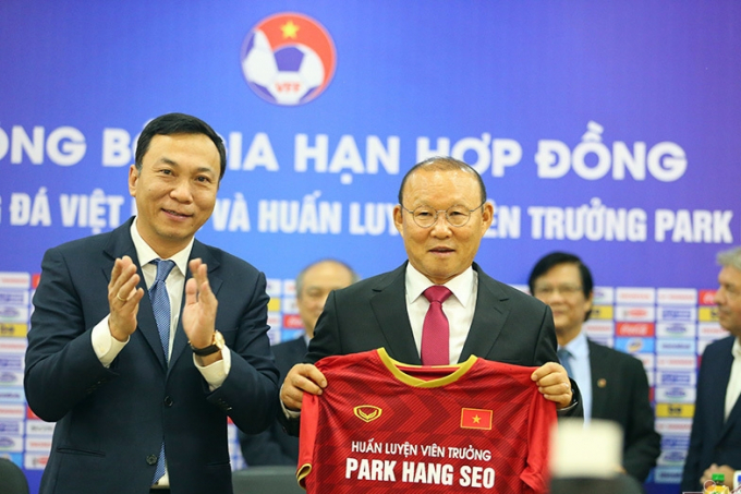 Hợp đồng của ông Park với VFF còn thời hạn 10 tháng, kèm điều khoản gia hạn một năm. Ảnh: VFF.