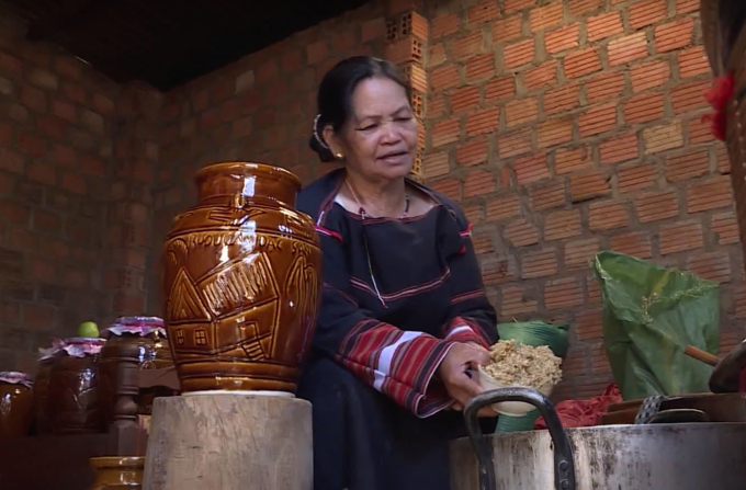 Bà Đinh H’Nhai, một trong những người nấu rượu cần truyền thống ngon nhất làng Ốp, với hơn 30 năm kinh nghiệm. Ảnh: Phúc Lập.