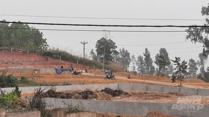 Đại công trường xây dựng nghĩa trang trái phép ở Dốc Lim. Ảnh: Toán Nguyễn.