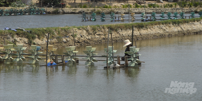Vùng nuôi tôm ở thôn An Lợi, xã Phước Thắng (huyện Tuy Phước, Bình Định) đang cải tạo ao hồ, lắp máy sục khí chuẩn bị thả giống vụ 1/2021. Ảnh: Vũ Đình Thung.