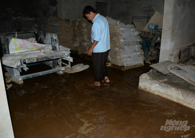 Nước trong nhà xưởng ngập đến mắt cá chân trận mưa sáng 28/9/2018. Ảnh: Thái Sinh.