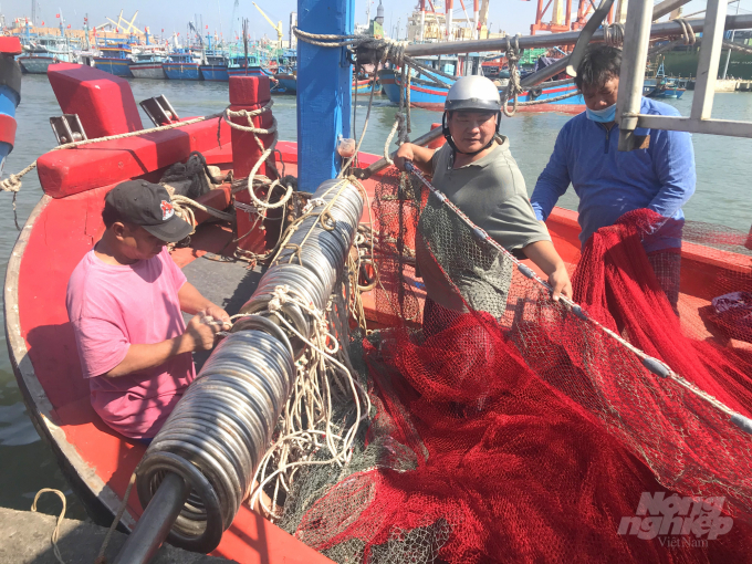 Tàu cá hành nghề lưới vây rút chì đang chuẩn bị ngư lưới cụ cho chuyến biển đầu năm. Ảnh: Vũ Đình Thung.