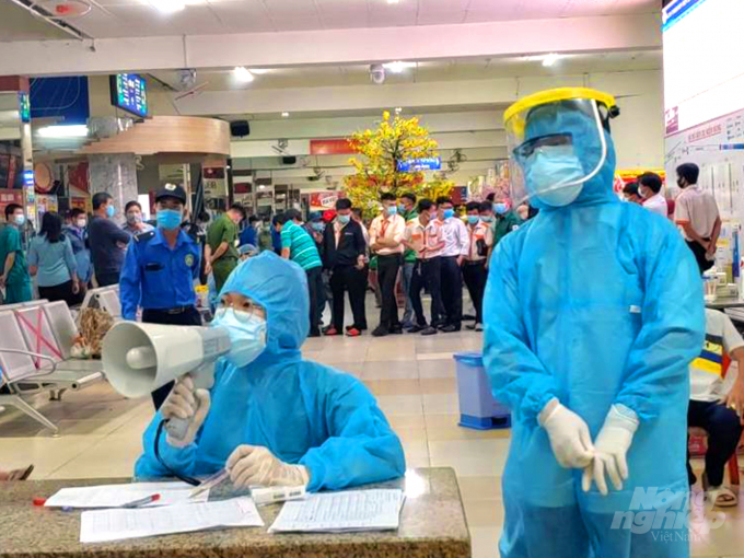 Nhân viên y tế Trung tâm Kiểm soát Bệnh tật TP.HCM thực hiện lấy mẫu xét nghiệm SARS-CoV-2 tại bến xe miền Đông. Ảnh: Phú Khánh.