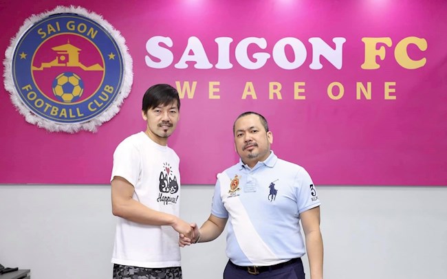 Chủ tịch CLB Sài Gòn - bầu Bình bên cạnh cựu tuyển thủ Nhật Bản Matsui. Ảnh: SGFC.