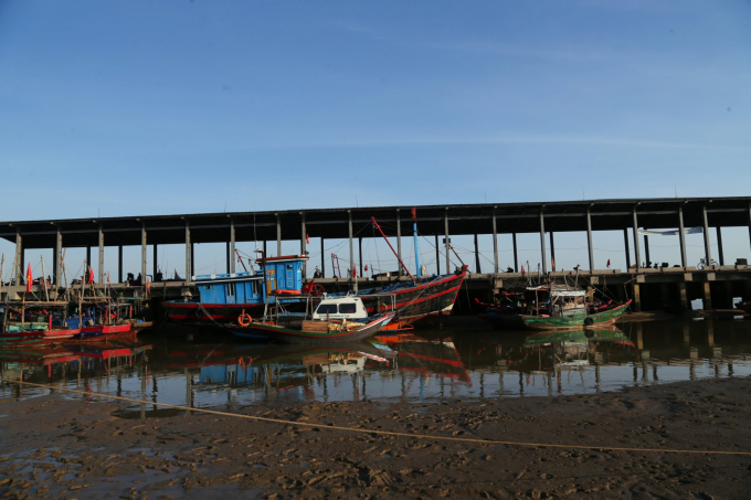 Cát bồi lắng nghiêm trọng khiến nhiều tàu cá ra vào cảng cá Xuân Hội, Nghi Xuân 'mắc cạn'. Ảnh: Việt Khánh.