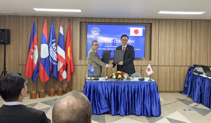 Đại diện chính phủ Nhật Bản trao khoản tài trợ trị giá 2,9 triệu USD cho Ban Thư ký MRC. Ảnh: Khmer Times