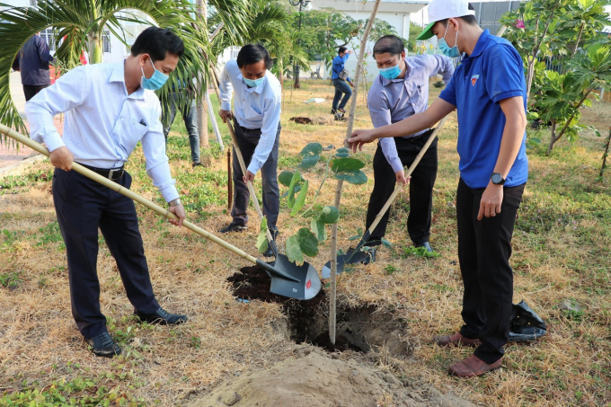 Lãnh đạo UBND tỉnh Ninh Thuận phát động trồng cây. Ảnh: Cơ Nguyễn