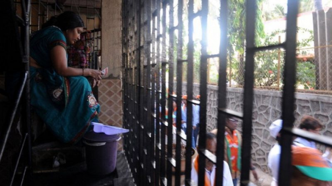 Theo số liệu của Tổ chức Lao động Quốc tế, có tới 4/5 phụ nữ Ấn Độ phải làm việc nhà không công. Trong khi tỷ lệ đó ở nam giới Ấn Độ chỉ vào khoảng 1/4. Ảnh: AFP.