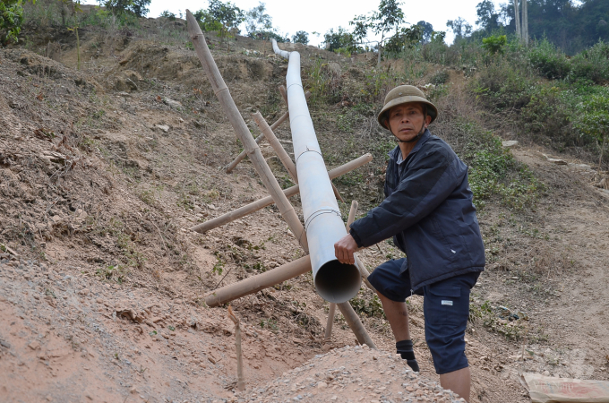 Đường ống chuyển vật liệu xuống dưới nương để xây đường, làm mương. Ảnh: Dương Đình Tường.