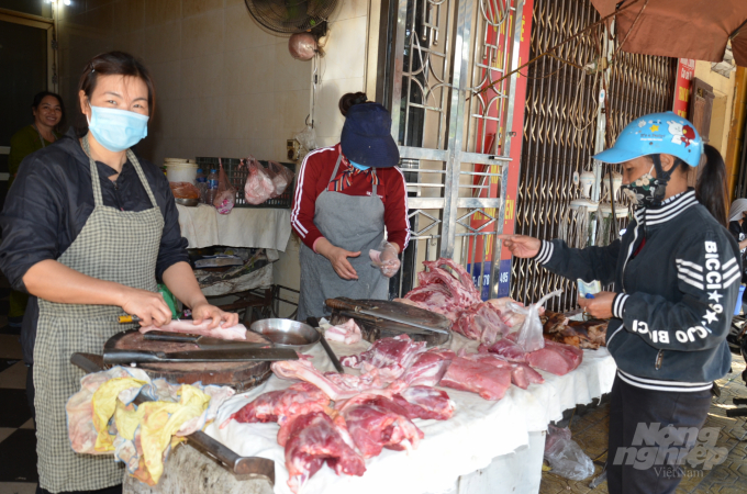 Một cửa hàng bán thịt lợn ở phường Minh Khai, TP Phủ Lý. Ảnh: Dương Đình Tường.