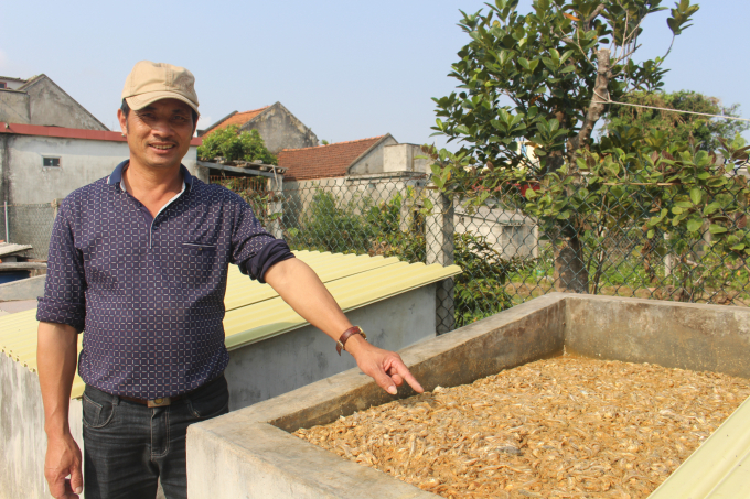 Ông Dương giới thiệu về quy trình sản xuất nước mắm truyền thống. Ảnh: Mai Chiến.