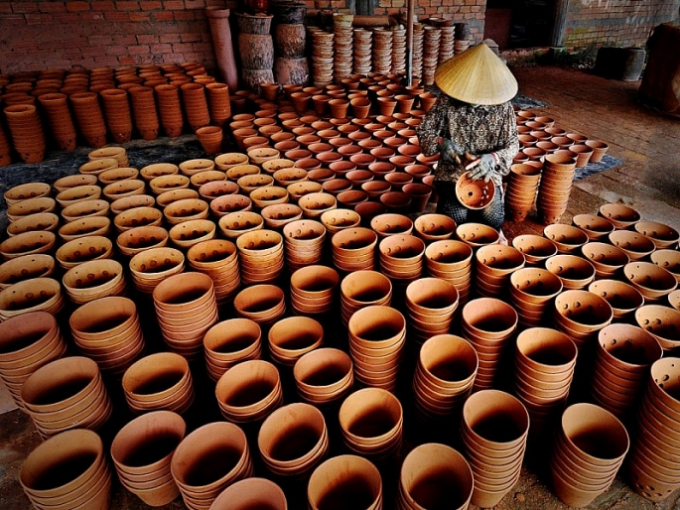 Người dân làng nghề gốm Bát Tràng, huyện Gia Lâm, ngoại thành Hà Nội kiểm tra sản phẩm