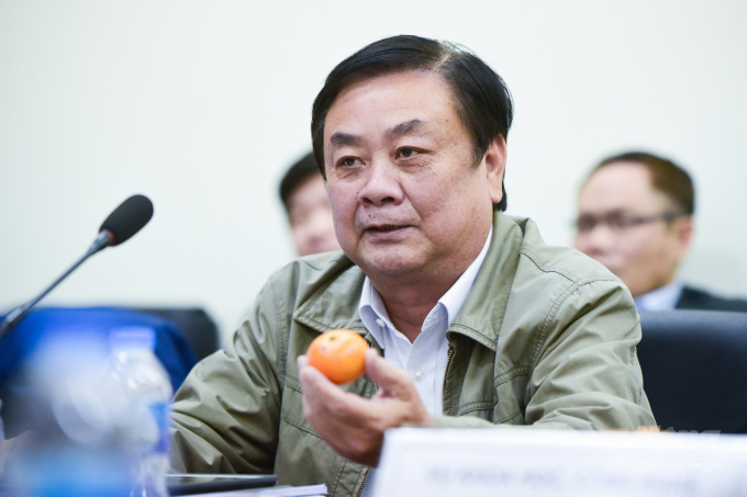 Thứ trưởng Lê Minh Hoan dùng hình ảnh quả quýt để chia sẻ trong buổi làm việc với Viện Cơ điện nông nghiệp và Công nghệ sau thu hoạch. Ảnh: Tùng Đinh.