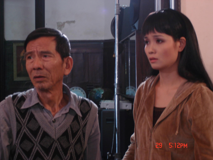 Trần Hạnh và Mai Thu Huyền trong bộ phim 'Nhà có 3 cô con gái'.