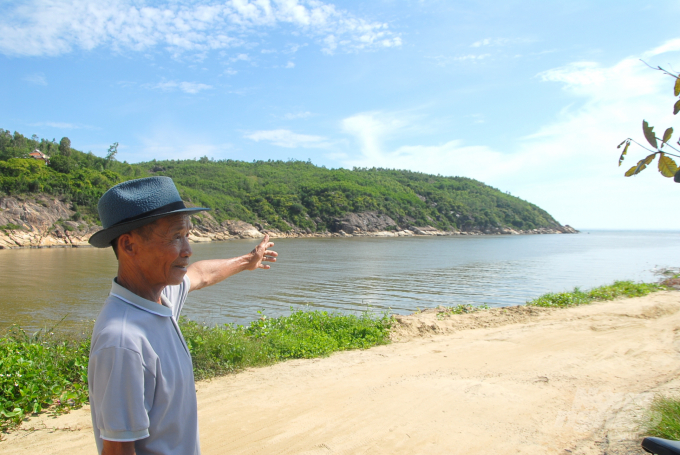Luồng lạch của cửa biển Tam Quan (TX Hoài Nhơn) thường xuyên bị bồi lấp. Ảnh: Vũ Đình Thung.