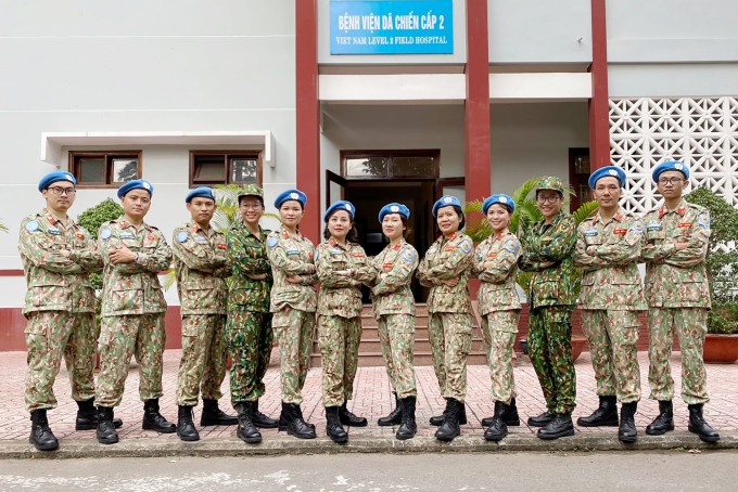 Các nữ chiến sĩ 'mù nồi xanh' cùng đồng đội.
