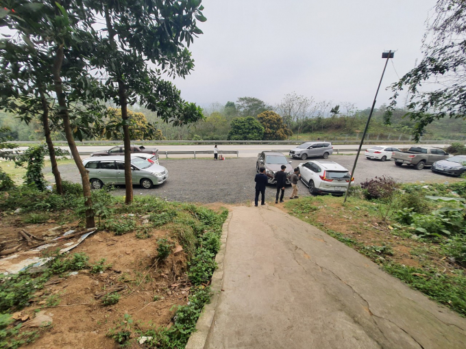 Quán cơm tại km183 cao tốc Nội Bài - Lào Cai rải đá làm bãi đỗ cho xe ra vào nhưng đơn vị quản lý thuộc VEC không biết? Ảnh: H.Đ.