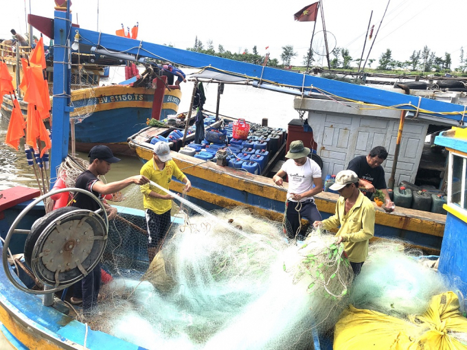 Sau khi về với gia đình vài ngày, các ngư dân trên tàu cá của Làng chài Phước Tỉnh lại tất bật lo chuẩn bị cho chuyến 'mở biển' đầu năm. Ảnh: AV.